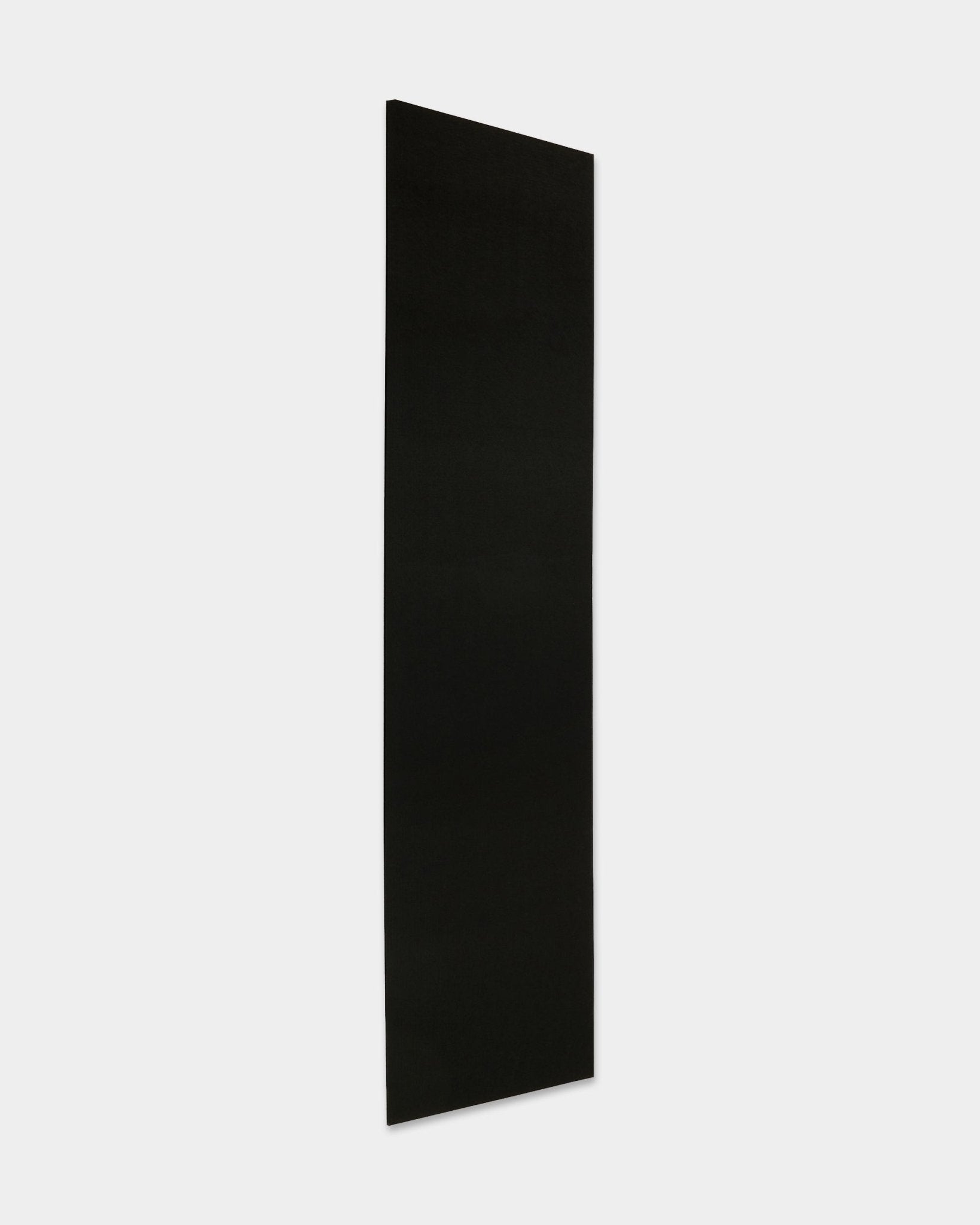 WoodUpp Akupanel Akustikpanel med filt/Black-yta (240,1 x 59,8 cm) står upprätt mot en enkel vit bakgrund och visar upp sin nordiska minimalistiska design.